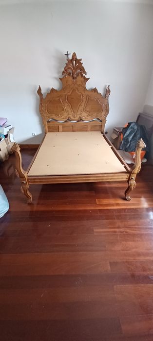 Roupeiro e cama em madeira maciça