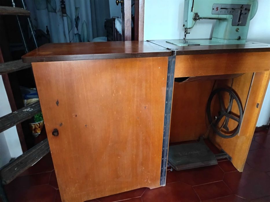 3Máquinas de Costura Vintage e uma de Tricotar