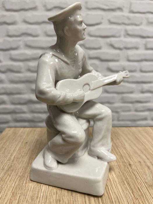 Статуэтка Артель «Керамик» Моряк с гитарой