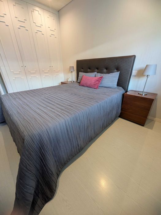 Cama de Casal com Arrumação (Sommier Elevatório) + Cabeceira Estofada – Excelente Estado