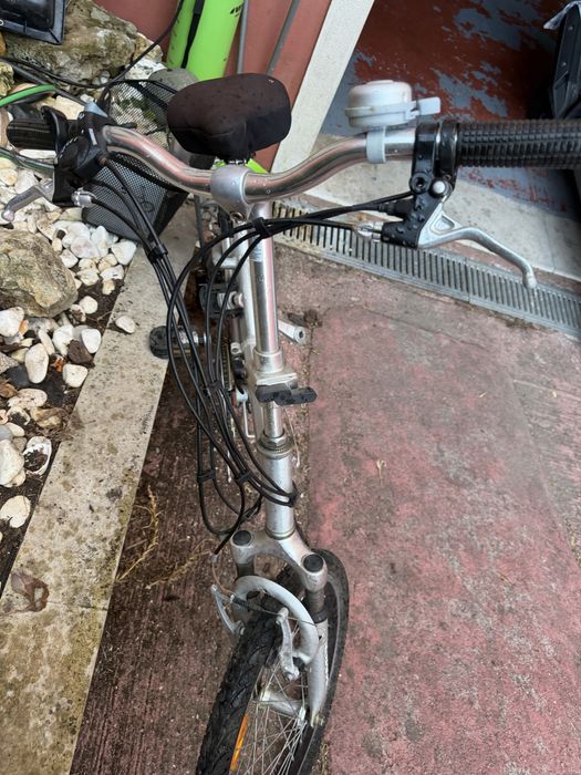 Bicicleta cinzenta electrica dobrável