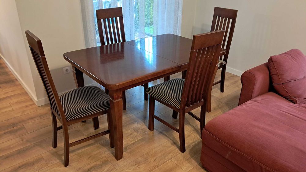 Solidny drewniany, rozkładany stół z krzesłami, stołkami
