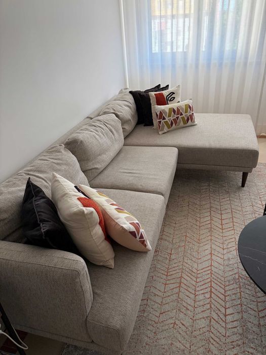 Sofá, em tons bege, com chaise long em bom estado
