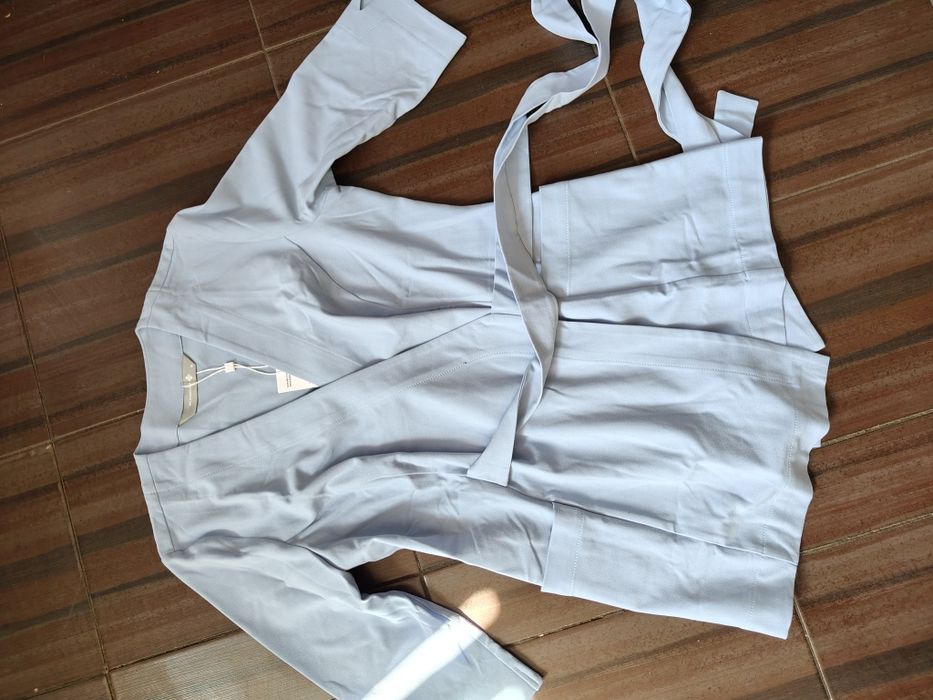 Kobieca niebieska bluza medyczna wiązana rozmiar M. Nowy fartuch medyczny wiązany Medhoodie z metkami. Błękitna bluza medyczna