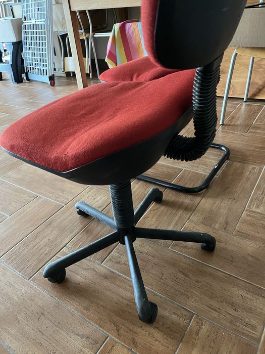 Duas cadeiras de escritorio