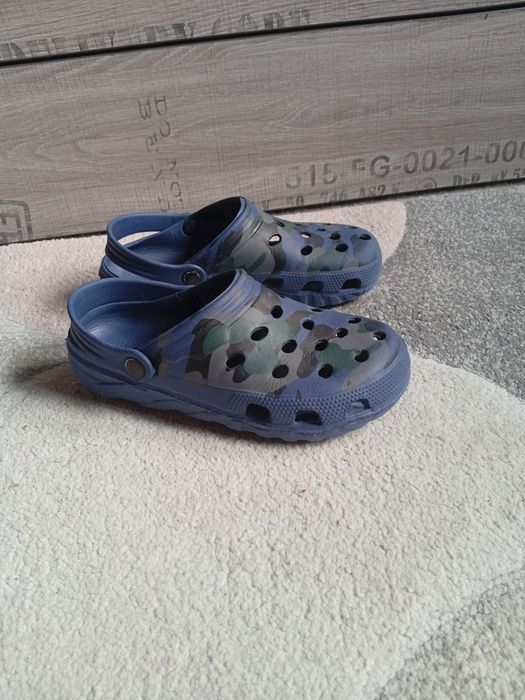 Lekkie granatowe w moro  klapki crocsy r. 32-33, wkładka 21 cm