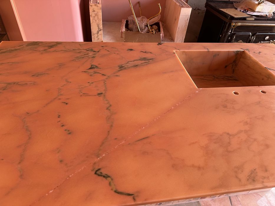 Ilha em marmore rosa