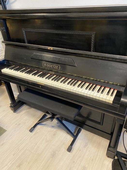 Piano Vertical R. Goetze