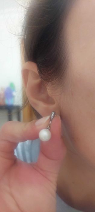 Brincos pandora com madreperola e zirconias