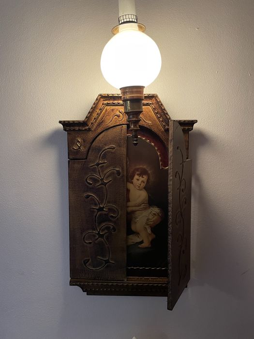 Oratório / Ícone religioso com luz e portas laterais pintadas