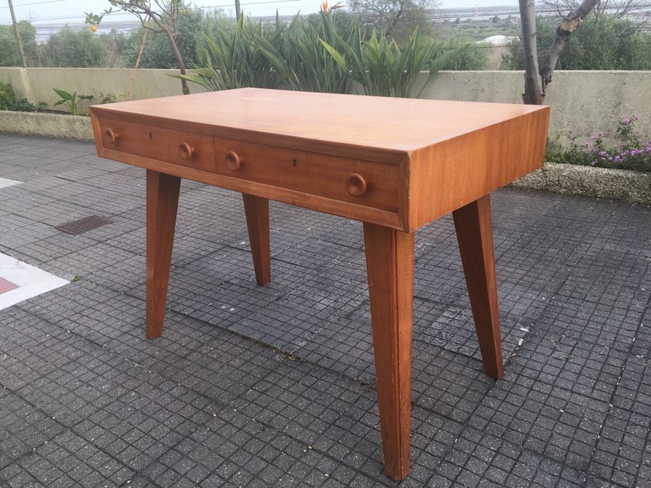 Secretária estilo nordico com pés de palito em carvalho maciço