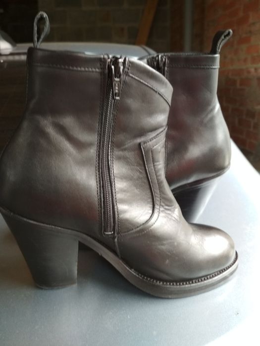 Полусапожки, ботинки, сапоги шведского бренда Scorret из НАТУРАЛЬНОЙ к