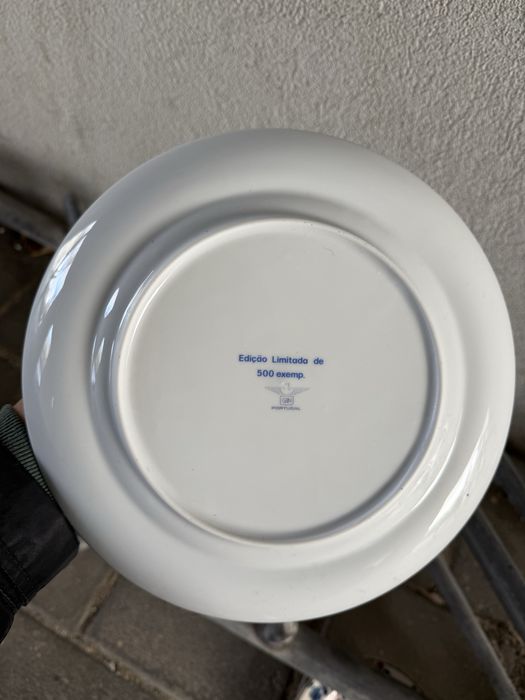 Varios pratos comemorativos