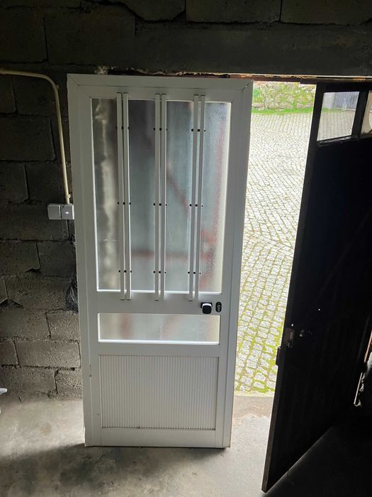Portas de alumínio em muito bom estado com muito pouco uso.