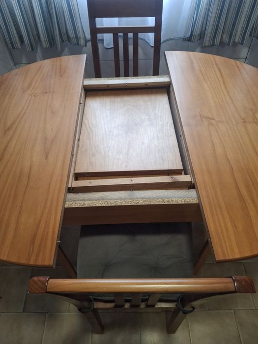 Mesa de jantar redonda com 4 cadeiras