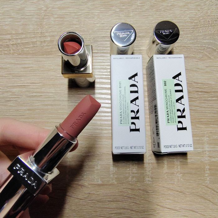 Помади Prada різні кольори