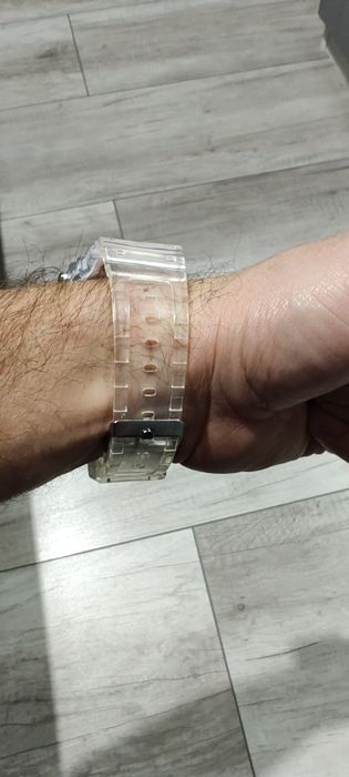 Nowy biały  zegarek retro vintage z zmieniającym podświetleniem.