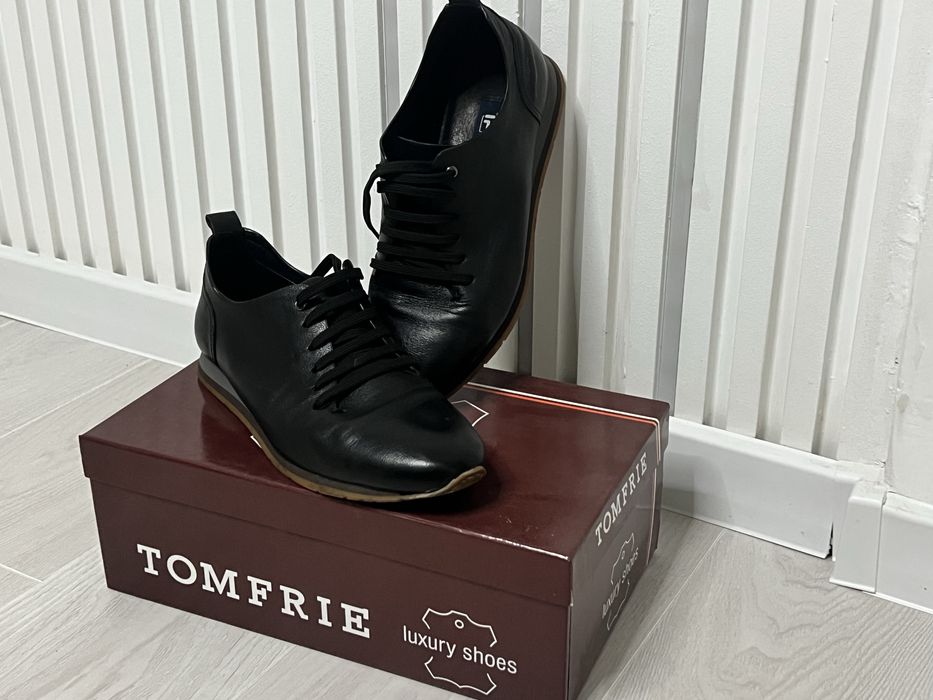 Продам фірмове взуття з натуральноі шкіри відомого бренду