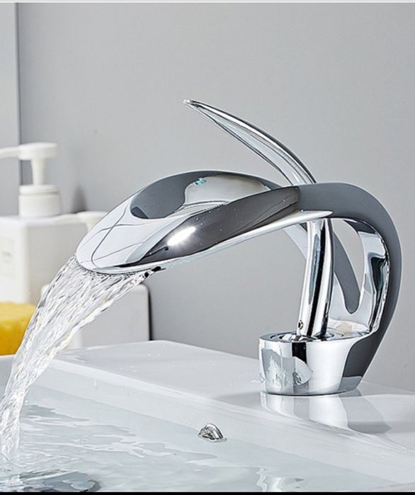 Torneira design. Água em cascata