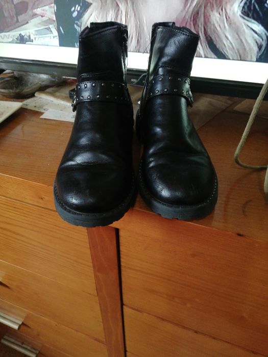 Botas de senhora  número 37. Pretas.