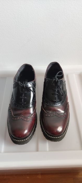 Sapatos envernizados preto e bordeaux