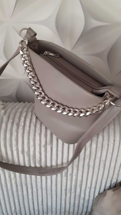 Torebko-kuferek z łańcuszkiem