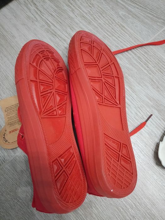 Buty trampki czerwone 40