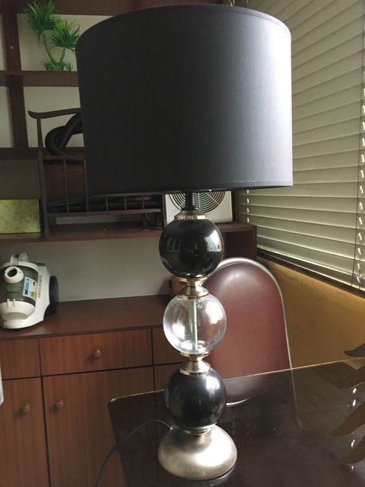 Candeeiro de mesa c/ abajur preto.