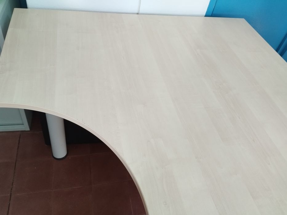 Secretária em L com módulo de 3 gavetas.64740300180739121