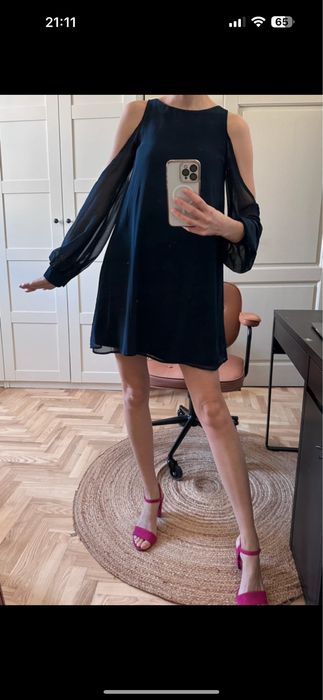 Granatowa sukienka z odkrytymi ramionami