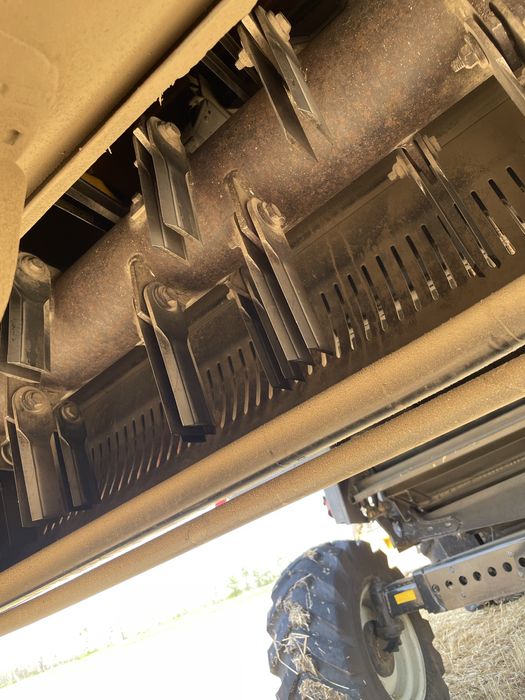 Комбаин NEW HOLLAND CS6090.( зерновая жатка)