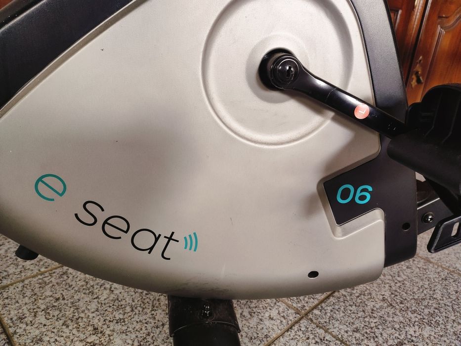 Bicicleta Estática Semi Alongada EB Seat Conectada Domyos