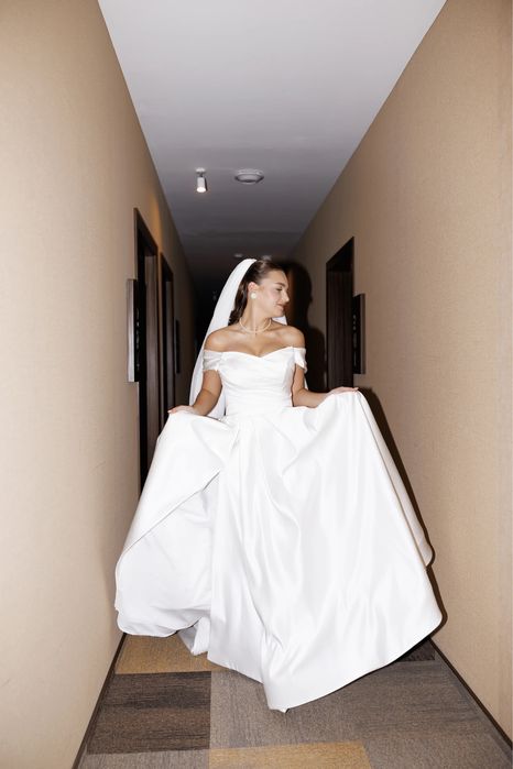 Весільна  сукня атласна