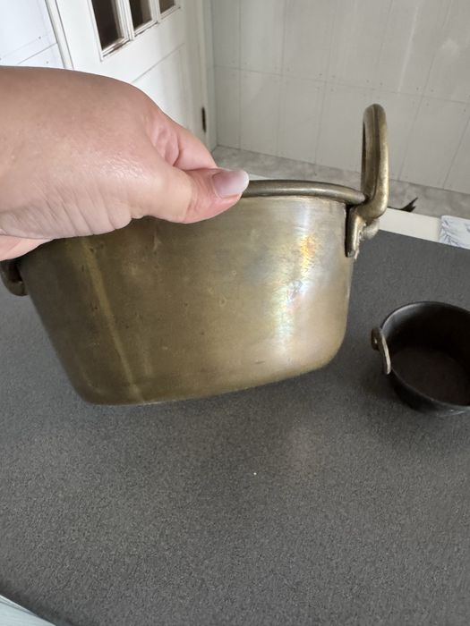 Tachos de cobre grande e pequeno