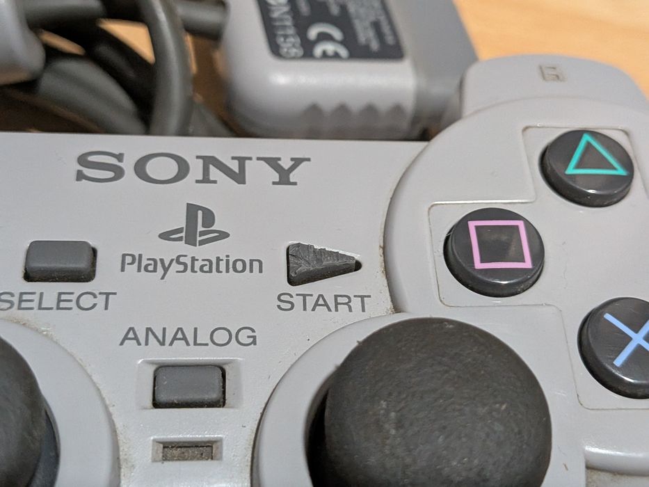 PlayStation 1 com comando e cartão de memória