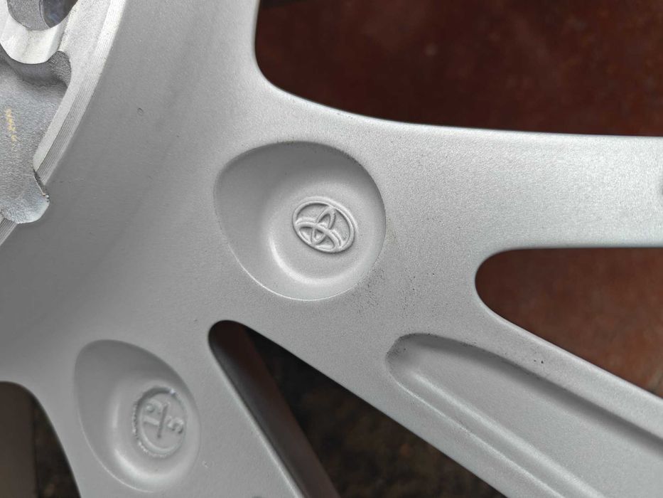 Диски 1-2-3шт  R18 на Toyota 8J 5×114,3 ET50 DIA60,1 чудовий стан