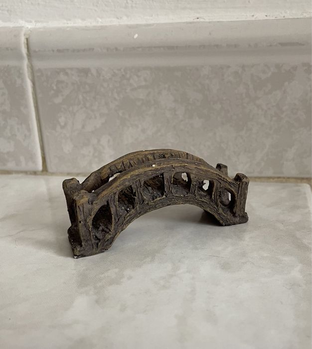 Pequena ponte decorativa para aquário