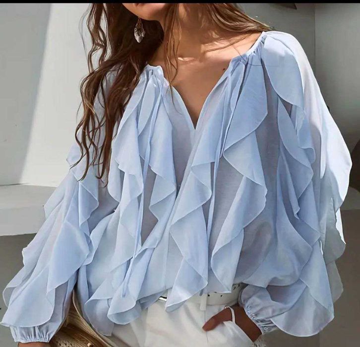 Блуза сорочка з рюшами воланами голуба