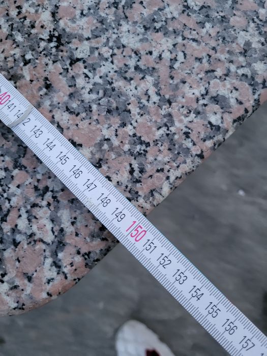 Mesa de pedra com base madeira