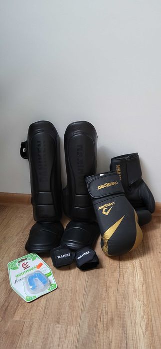 Zestaw do kickboxingu damski rękawice ochraniacze bandaże jak nowy