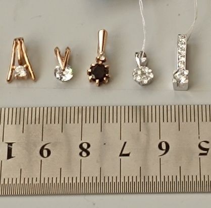 Кулон из золота с цирконием.