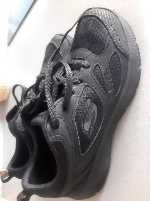 Skechers pretos para mulher