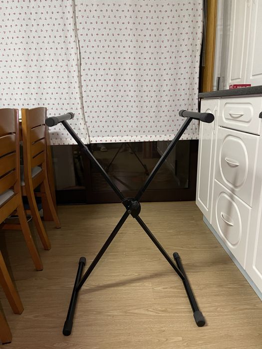 Teclado eletrónico muito bem estimado com suporte