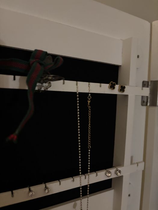 Espelho guarda joias vertical