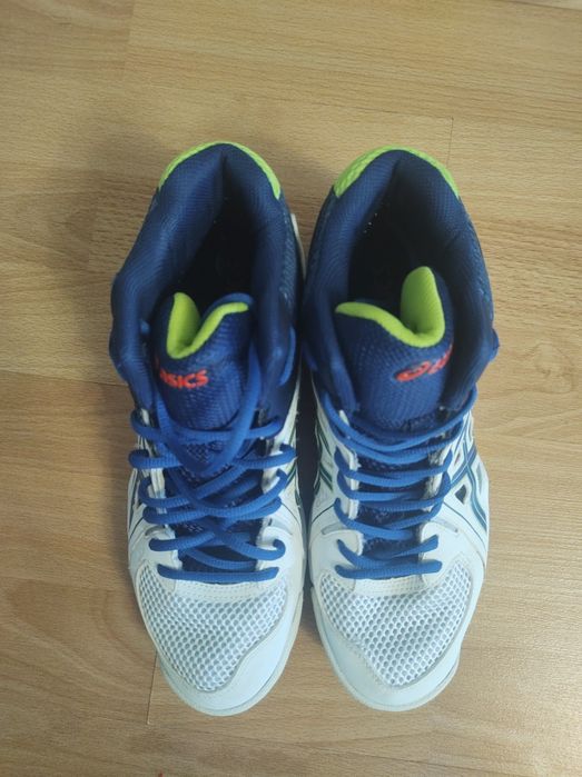 Волейбольні кросівки asics  41 р
