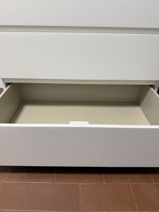 Cómoda Malm do ikea com tampo em vidro
