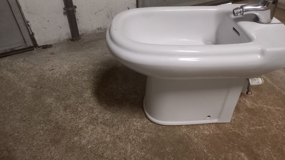 Lavatório e bidé e resguardo