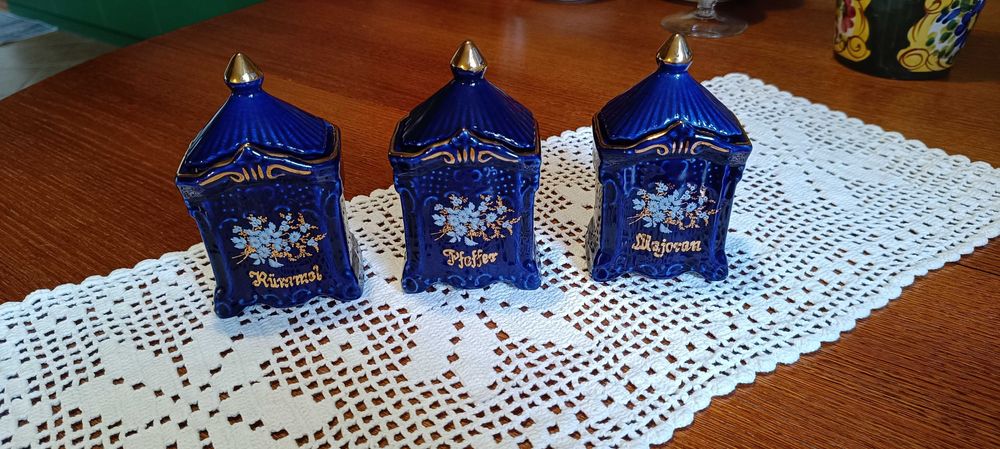 Pojemniki kobaltowe z porcelany złoconej