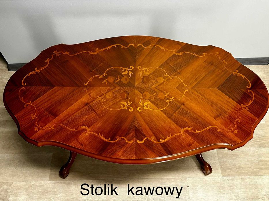 Stół, mały stolik i 10 krzeseł.