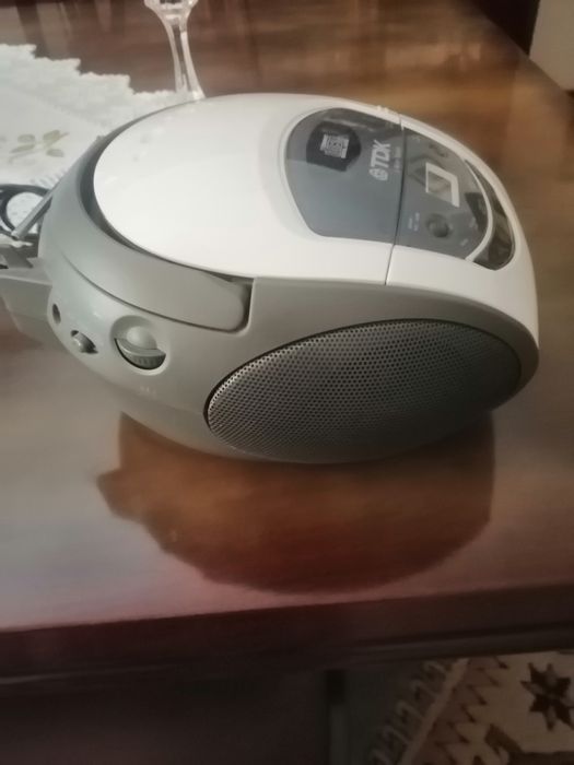 Leitor portátil TDK de CD com radio +2 cortinas de sala .